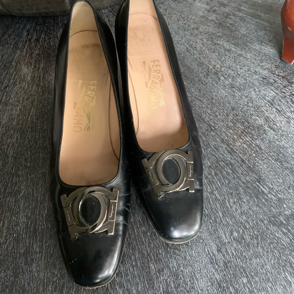 Black pumps